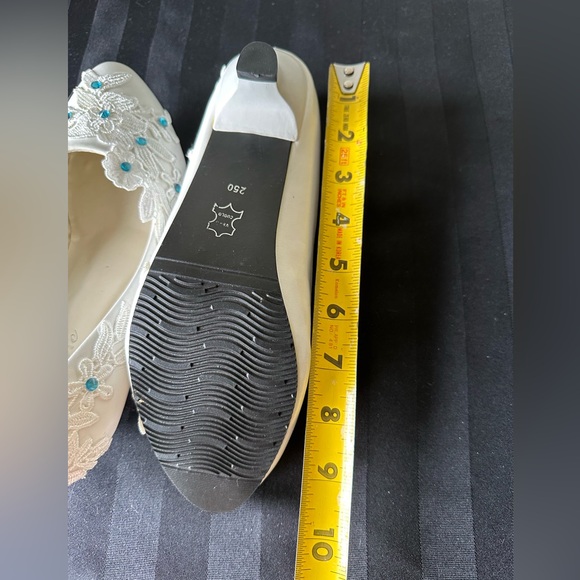 White leather bridal shoes with floral appliqué - Picture 10 of 12